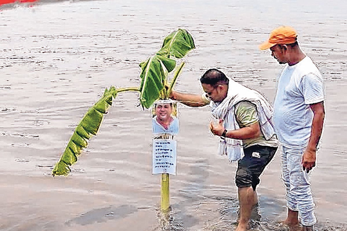 দুর্নীতির অভিনব প্রতিবাদ, ধৃত তৃণমূল নেতার প্রতীকী কলাবউ নদীতে বিসর্জন!