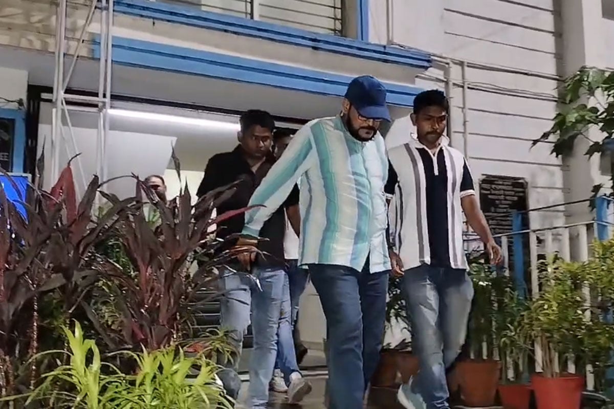 গ্রেপ্তার রাজপুর-সোনারপুর পুরসভার আর এক কাউন্সিলর, ধৃতকে লক্ষ্য করে ডিম, উঠল ‘চোর’ স্লোগানও