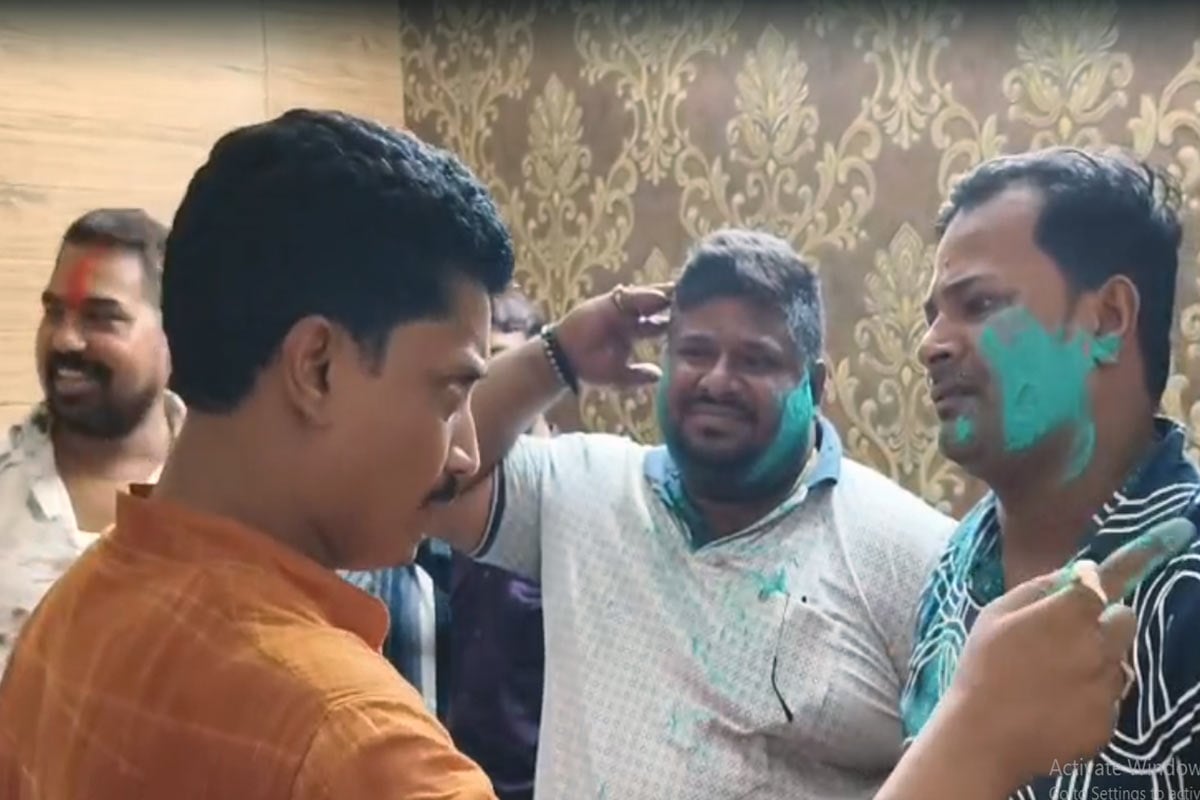 গেরুয়া আবির মেখে বিজেপি হওয়ার চেষ্টা! ‘তোলাবাজ’ তৃণমূল নেতাকে সবুজ আবির মাখিয়ে তাড়াল কর্মীরা
