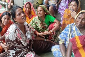 বাড়ির একমাত্র উপার্জনকারী আর ফিরবে না, তারাতলার বিপর্যয়ে দিশেহারা কাটোয়ার রোহিতের মা
