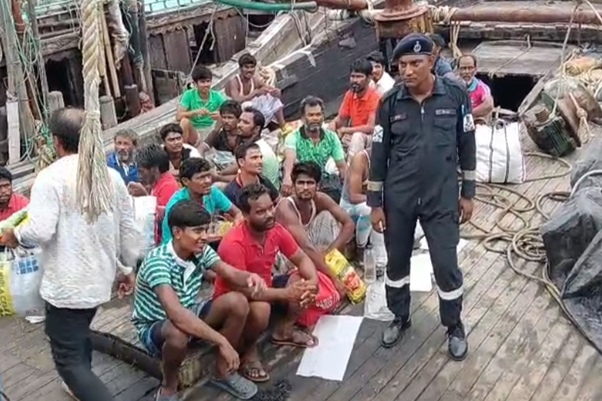 India returns 91 Bangladeshi fishermen along with 4 trawlers