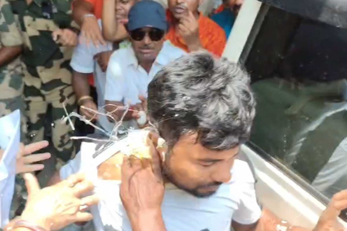 কলকাতা থেকে আগ্নেয়াস্ত্র সহ গ্রেপ্তার ক্যানিংয়ের তৃণমূল নেতা, থানার সামনে মাথায় ডিম ভাঙল জনতা