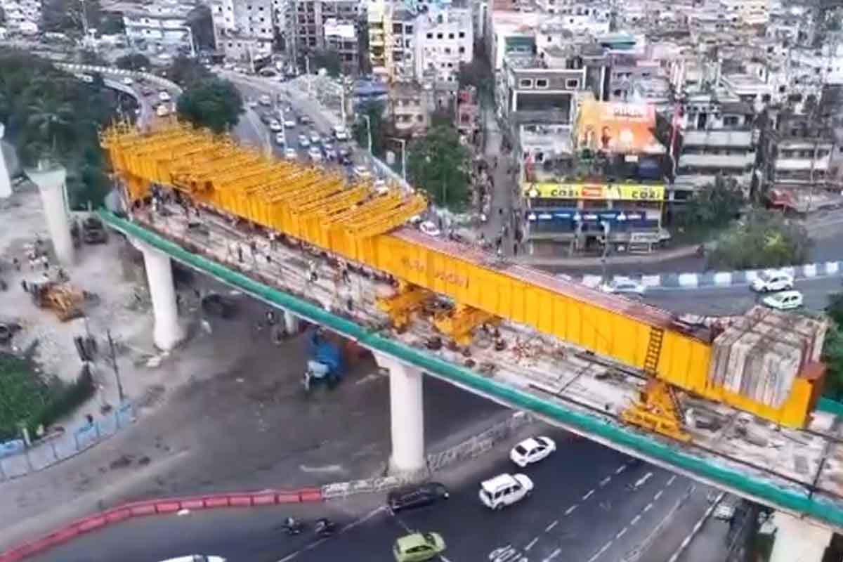 Railway Minister slams TMC over metro work in Chingrighata