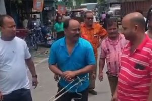 তৃণমূল নেতাকে কোমরে দড়ি বেঁধে ঘোরাল জনগণ, ডিমথেরাপি! আক্রান্তকে উদ্ধার বিজেপির