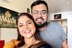 প্রবাহ মুখ খুলতেই পালটা আইনি চাল! এবার স্বামীর পাসপোর্ট বাতিলের আর্জি দেবলীনার