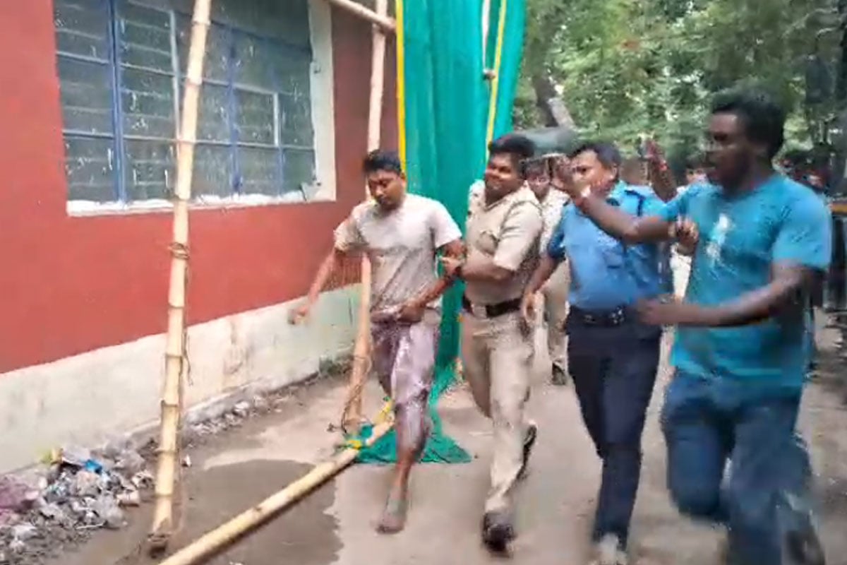 ডিমের ভয়! আলাদত চত্বরে লুঙ্গি তুলে দৌড় ধৃত তৃণমূল নেতার