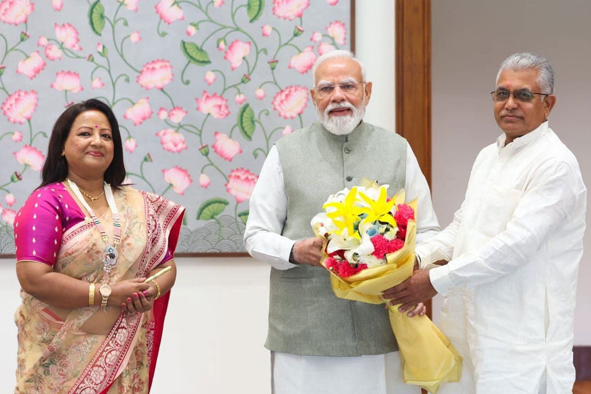 প্রধানমন্ত্রীর সঙ্গে সস্ত্রীক দিলীপ ঘোষের সাক্ষাৎ, উপহার আম ও সন্দেশ! কী কথা হল?