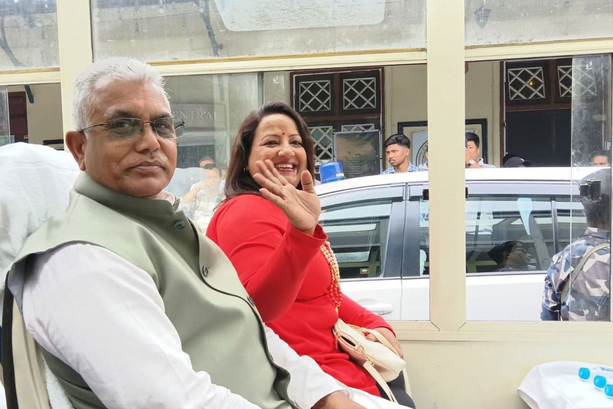 দার্জিলিঙে আমজনতার সঙ্গেই টয়ট্রেন সফর সস্ত্রীক দিলীপের, খোশমেজাজে কী বার্তা দিলেন মন্ত্রী?