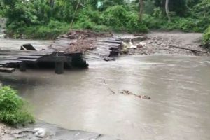 ভারী বৃষ্টিতে ভাসল ডুয়ার্সের হলংয়ের অস্থায়ী সেতু, উত্তরে বন্যার আশঙ্কা!