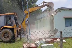 দুর্গাপুরে বুলডোজার অ্যাকশন, ভাঙা হল ইস্পাত কারখানার জমি দখল করে তৈরি তৃণমূল কার্যালয়