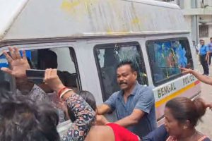 জমি দখলের অভিযোগে গ্রেপ্তার, আদালতে যাওয়ার পথে ডিম হামলার মুখে কাঁথির তৃণমূল কাউন্সিলর
