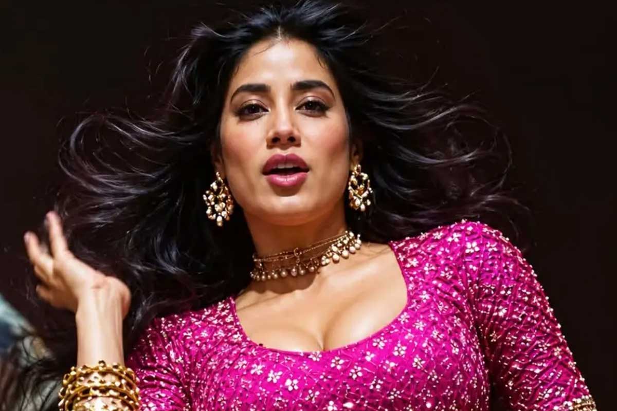 আপত্তি সত্ত্বেও শরীর প্রদর্শন! ‘মা সেটে থাকলে অন্যায় হত না’, ‘পেড্ডি’ বিতর্কে বিস্ফোরক জাহ্নবী
