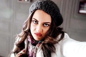 রেস্তরাঁ থেকে বেরতেই পাপারাজ্জিদের ‘হামলা’, মেজাজ হারিয়ে কী করলেন সোনাক্ষী?