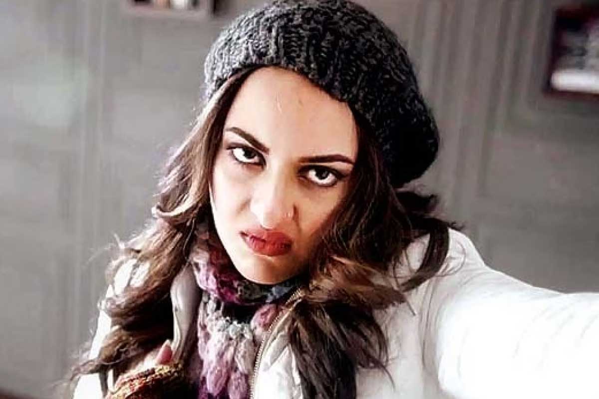 রেস্তরাঁ থেকে বেরতেই পাপারাজ্জিদের ‘হামলা’, মেজাজ হারিয়ে কী করলেন সোনাক্ষী?