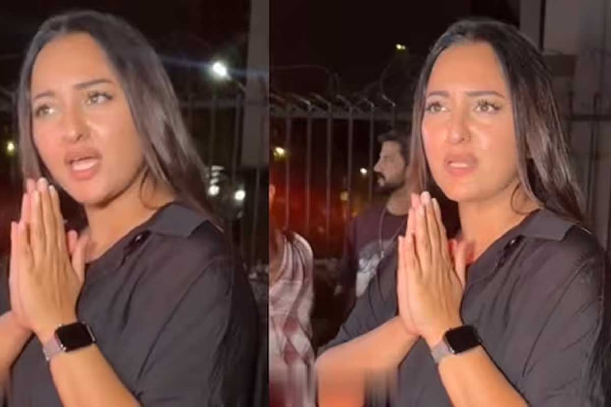Sonakshi Sinha at Mumbai restaurant amid paparazzi crowd