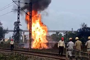 এখনও জ্বলছে হলদিয়া পেট্রোকেমিক্যাল, বন্ধ ট্রেন চলাচল, ক্ষোভে ফুঁসছেন শ্রমিকরা