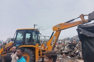 রেলের জমি দখল করে বাস! টিকিয়াপাড়ায় চলল বুলডোজার, গৃহহীন ১২০ পরিবার