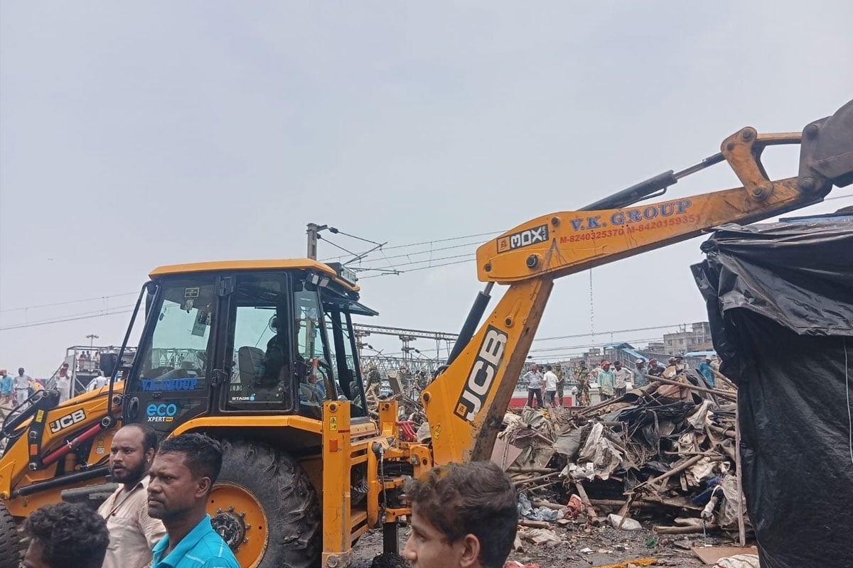 রেলের জমি দখল করে বাস! টিকিয়াপাড়ায় চলল বুলডোজার, গৃহহীন ১২০ পরিবার
