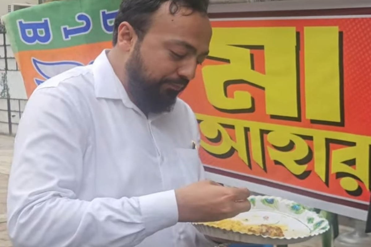 মাঝরাস্তায় খিদের টান! ৫ টাকা দিয়ে ‘মা আহারে’ মধ্যাহ্নভোজ সারলেন মন্ত্রী ইন্দ্রনীল