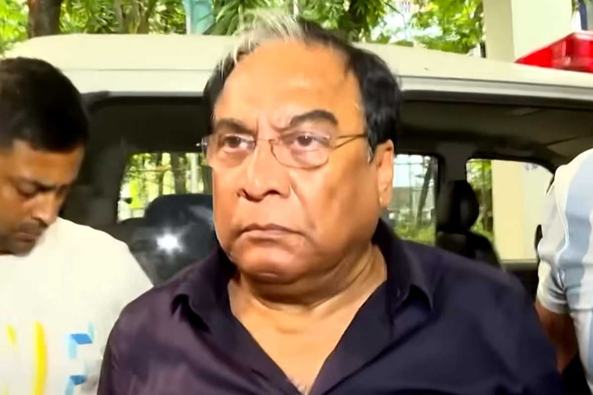 লাথি খেয়ে কচুবনে, বাড়ি দখলের অভিযোগে এবার ডিম খেলেন জয়প্রকাশ