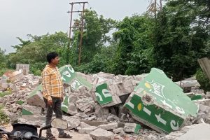 এবার ঝাড়গ্রামে বুলডোজার, গুঁড়িয়ে দেওয়া হল জাতীয় সড়কের ধারে গজিয়ে ওঠা দোকানপাট!
