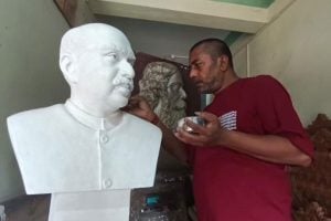 জন্মদিনে শ্যামাপ্রসাদের মূর্তির চাহিদা তুঙ্গে, ভাগ্য ফিরেছে কালনার দারুশিল্পীর!