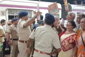 হকার উচ্ছেদ ঘিরে কৃষ্ণনগর স্টেশনে ধুন্ধুমার! পুলিশের সঙ্গে বচসা, হাতাহাতি সিটু, এসইউসিআই কর্মীদের