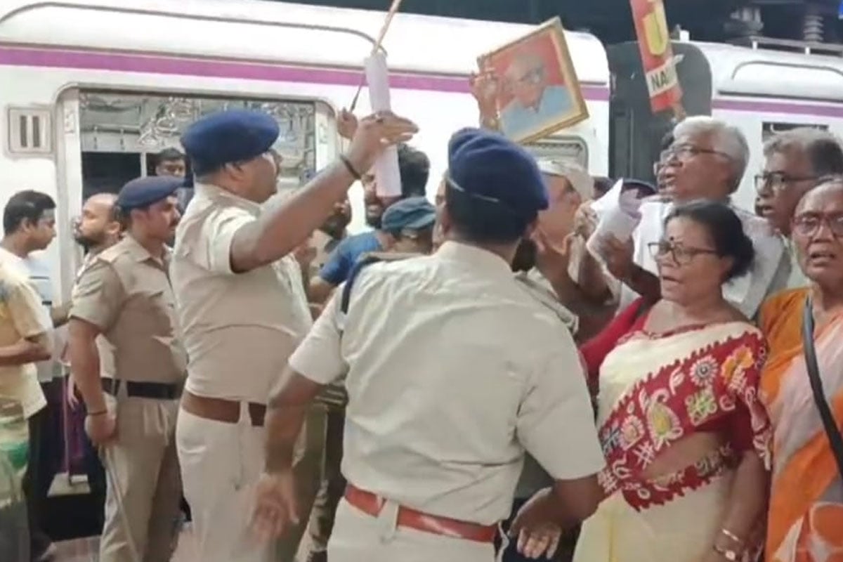 হকার উচ্ছেদ ঘিরে ধুন্ধুমার কৃষ্ণনগর স্টেশন! পুলিশের সঙ্গে বচসা, হাতাহাতি সিটু, এসইউসিআই কর্মীদের