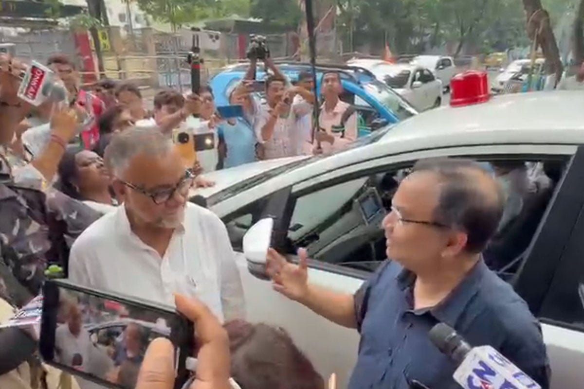 বিধানসভার গেটে হঠাৎ দেখা, তাপসের বাড়ি গিয়ে লুচি-পটল ভাজা খেতে চাইলেন কুণাল