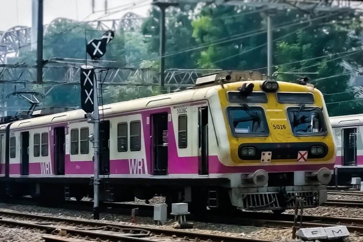 চলন্ত লোকালে কুপিয়ে খুন! দেহ কামরায় ফেলে পালাল খুনি, ভয়ে কাঁপছেন যাত্রীরা