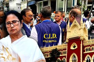 সাক্ষীর অনুপস্থিতিতে তল্লাশি, বেআইনিভাবে নথি স্ক্যান! মমতার বাড়িতে সিআইডি হানায় হাই কোর্টে মামলা