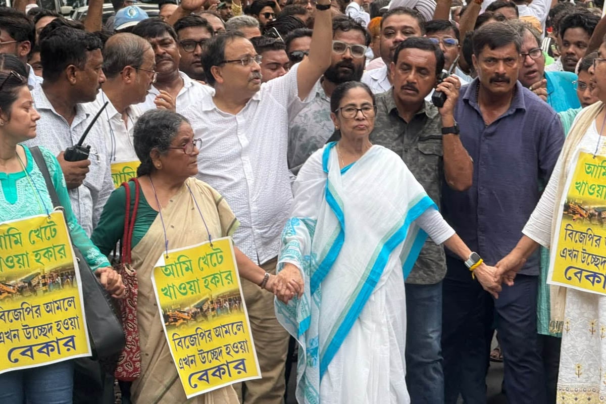 হকার উচ্ছেদে ‘অক্সিজেন’ পাচ্ছে বামেরা! ‘কালীঘাট তৃণমূলের’ শক্তিপরীক্ষায় ধর্মতলায় পথে মমতা