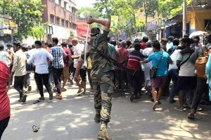 খাঁ খাঁ করছে মঙ্গলাহাট, লাঠি উঁচিয়ে ব্যবসায়ীদের হঠাল পুলিশ, পালটা বিক্ষোভ