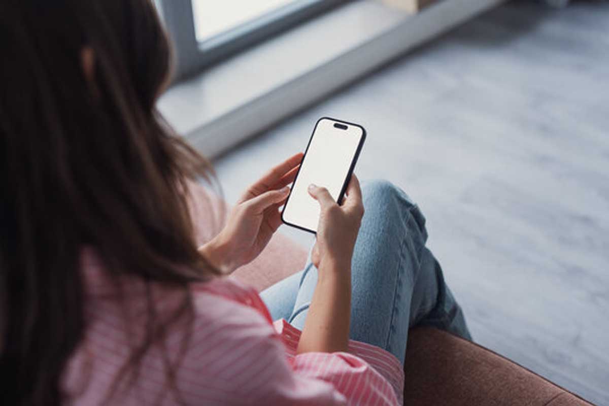 Learn how constant mobile use can cause ‘Text Neck’ in children