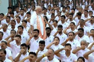 ‘বিশ্বের উন্নতিতে প্রয়োজন যোগ’, রেড রোডে আমজনতার ভিড়ে মিশে যোগাভ্যাস মোদির