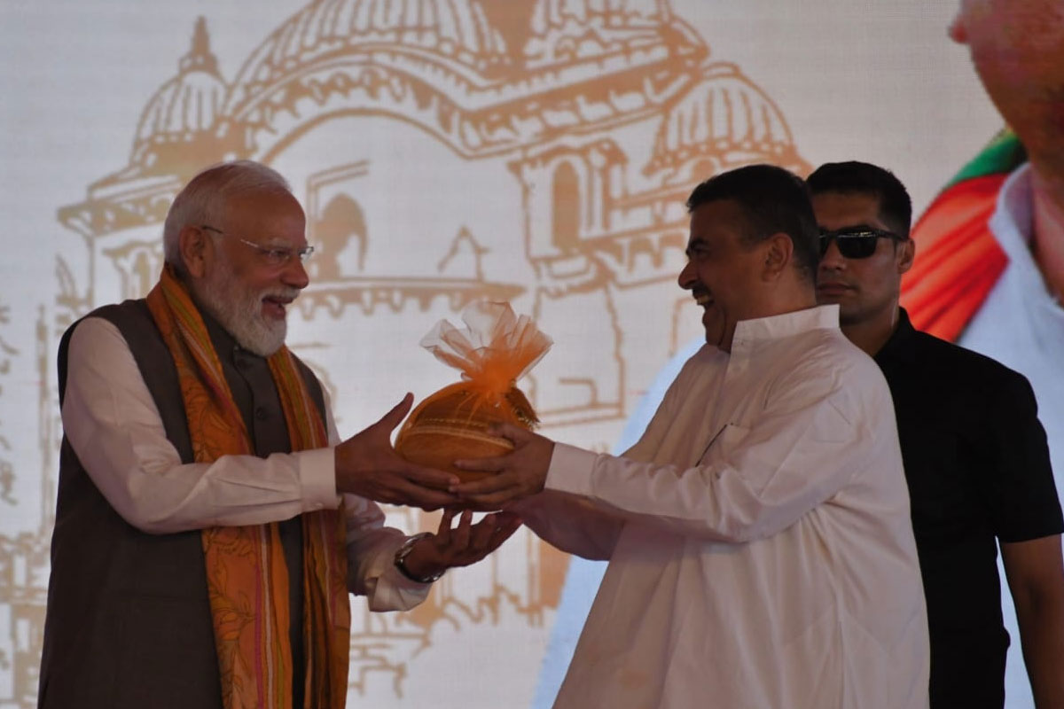 রসগোল্লা-জলভরা সন্দেশে মোদি-বরণ শুভেন্দুর, তারকেশ্বরের শিবলিঙ্গ-ডোকরার দুর্গামূর্তি উপহার