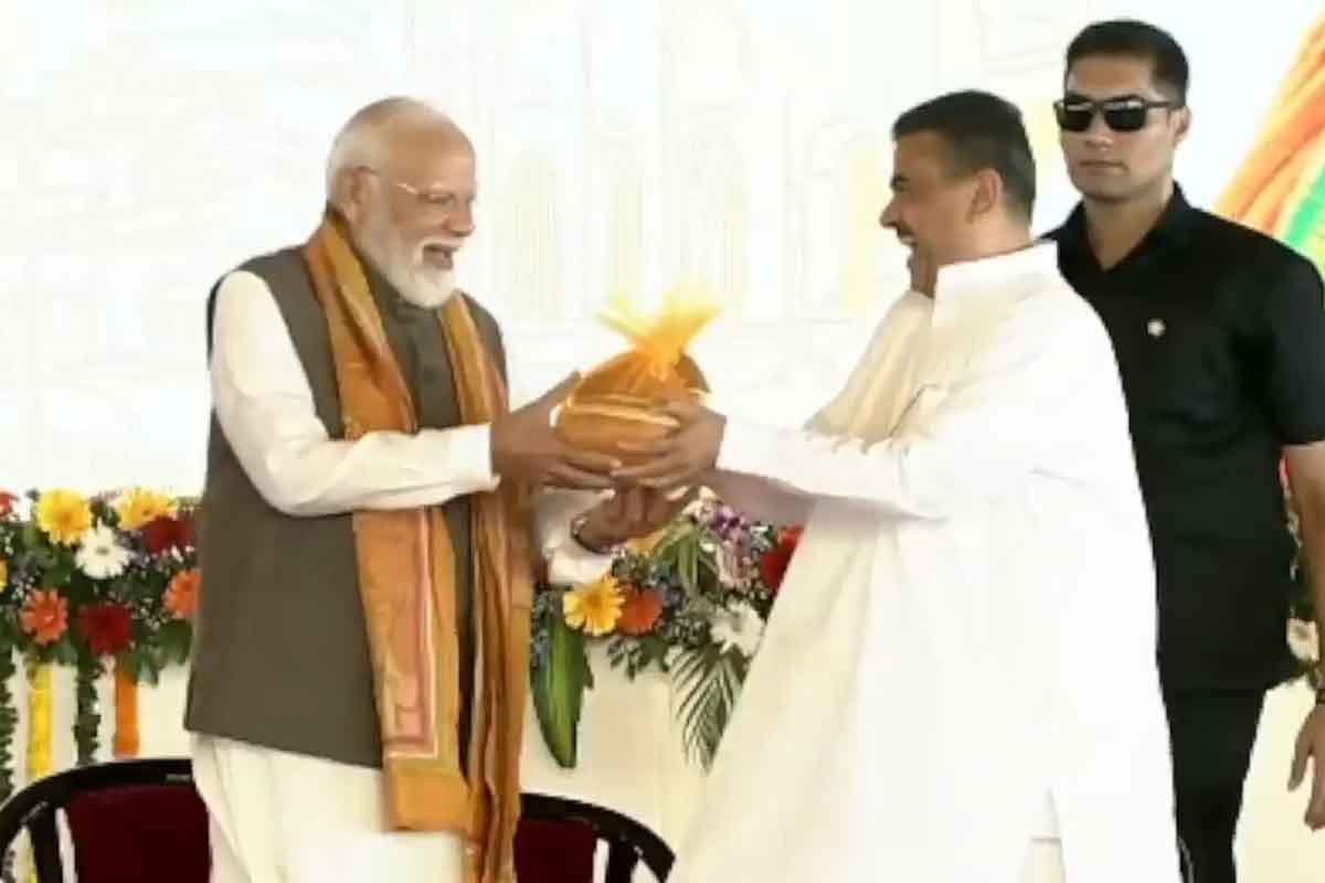 রসগোল্লা-জলভরা সন্দেশে মোদি-বরণ শুভেন্দুর, তারকেশ্বরের শিবলিঙ্গ- ডোকরার দুর্গামূতি উপহার