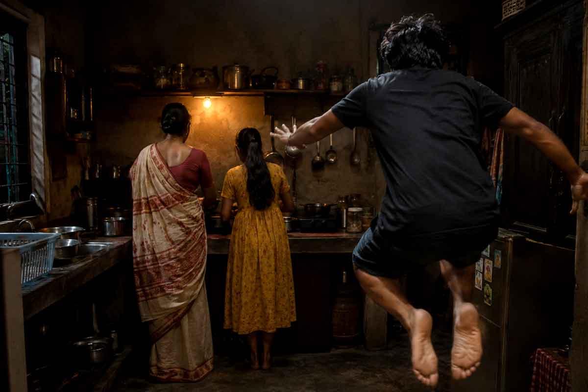 রান্নাঘরের অন্ধকারে মা-মেয়ের উপর ঝাঁপিয়ে পড়ল যুবক! তারপর…