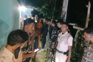 ‘টাকা ঢুকেছে’, ফোন পেয়েই ব্যাঙ্কে দাদু-দিদা, ফাঁকা বাড়িতে নাবালিকাকে কুপিয়ে খুন!