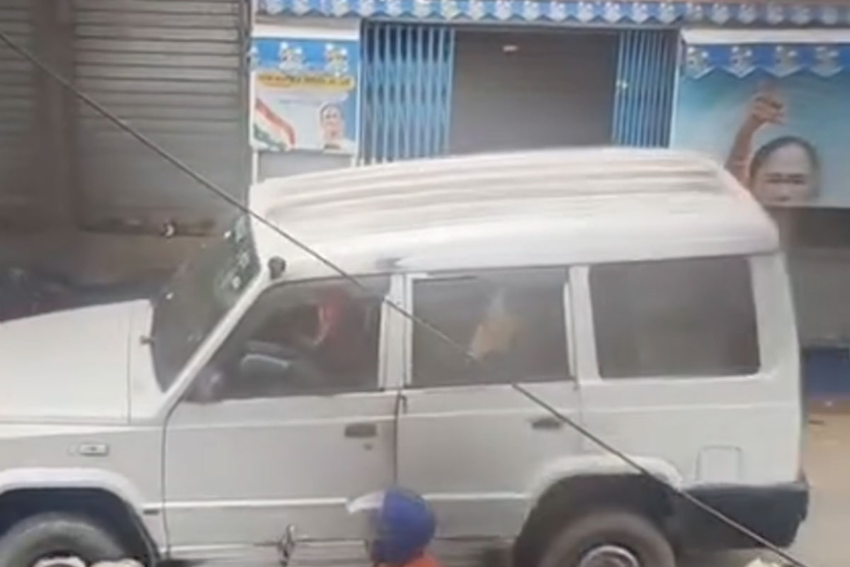 Eggs pelted at former TMC MLA Sanat Dey at Naihati