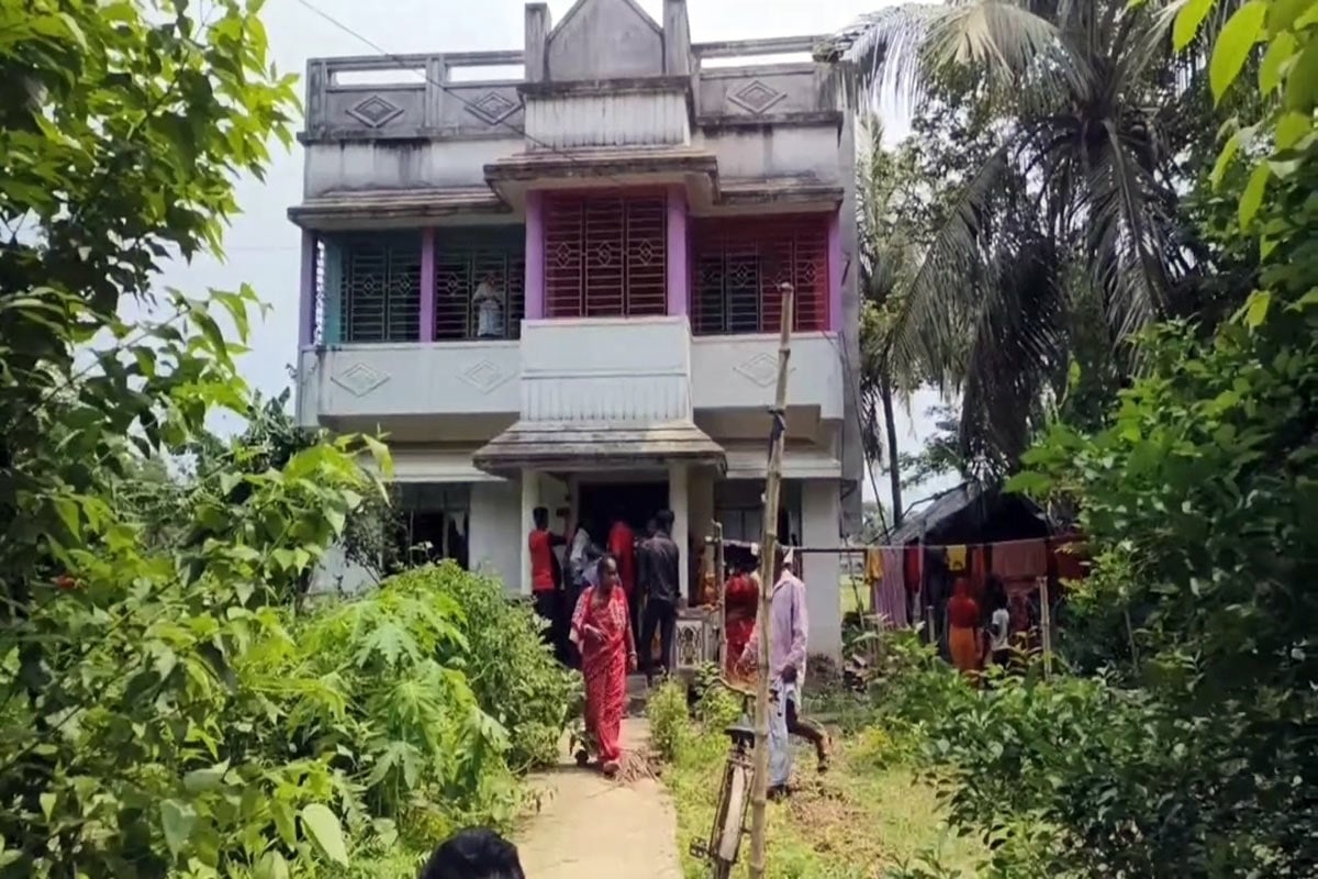 ১০০ দিনের কাজে জব কার্ড নিয়ে দুর্নীতি! সুপারভাইজারকে আটকে রেখে বিক্ষোভ নন্দীগ্রামে