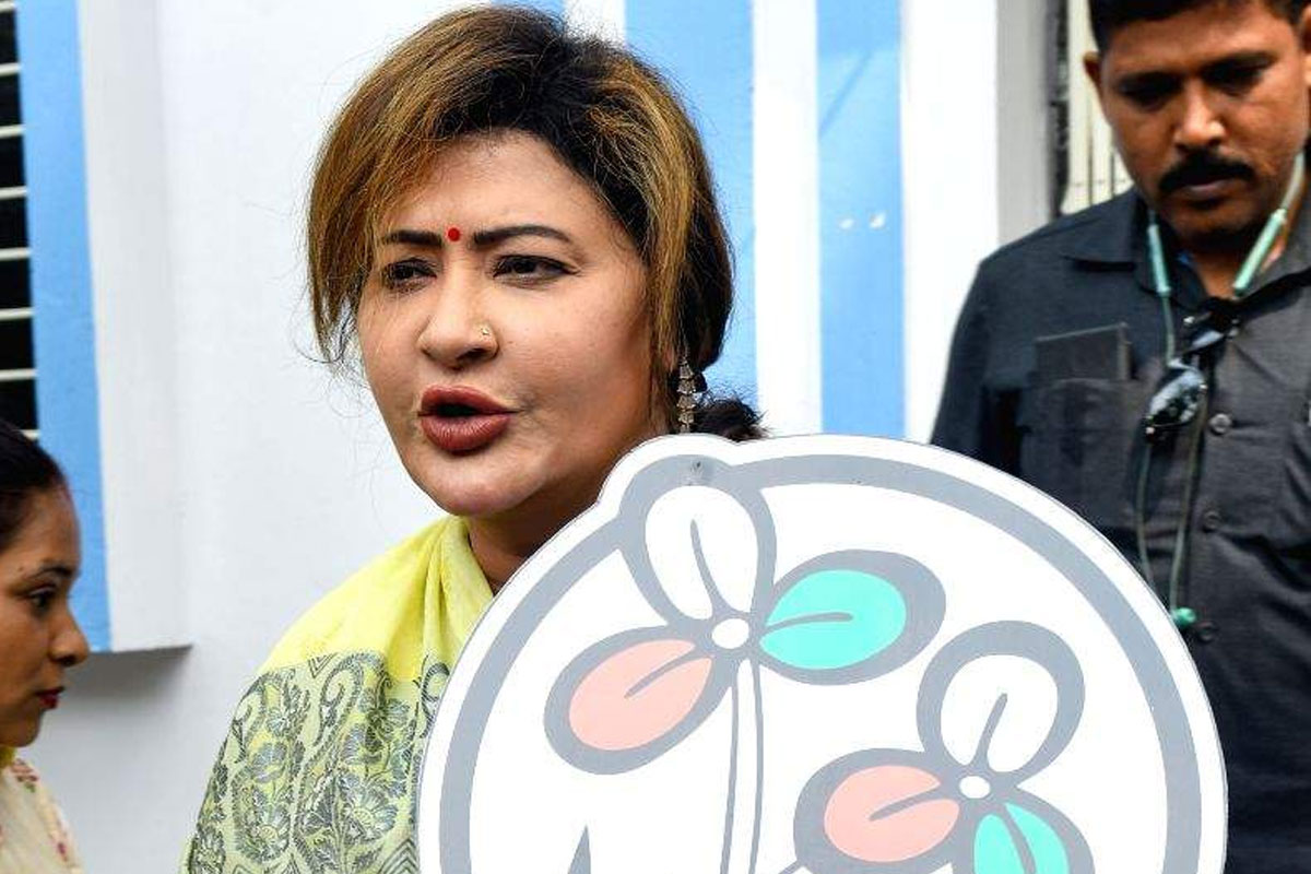 ‘মমতা তাড়ালে অনাথ হয়ে ঘুরব’, ‘ভ্রাম্যমান বিউটি পার্লার’ বিতর্কের মাঝেই বলছেন নয়না