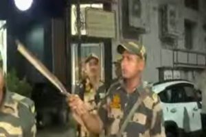 নিউ আলিপুর থানার সামনে উত্তেজনা, স্বরূপ অনুগামীদের মার ক্রুদ্ধ জনতার, নামল বাহিনী