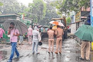 ফুটপাথ দখল করে শিলিগুড়িতে ১০ লাখি পার্ক! অভিযোগ পেয়েই চলল বুলডোজার