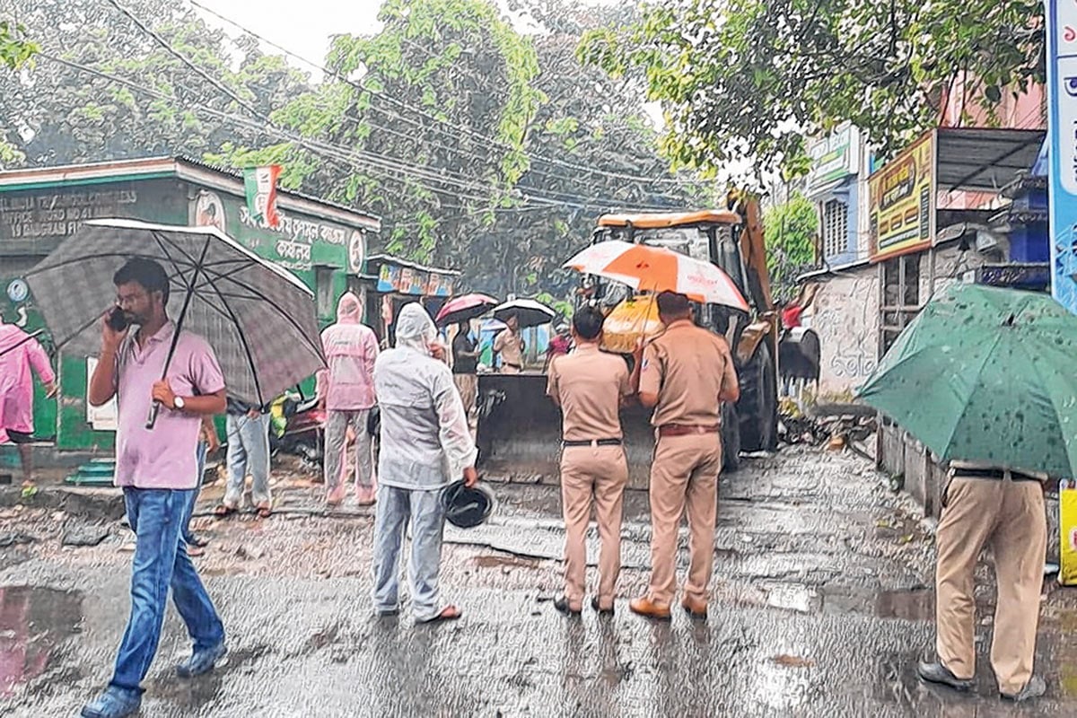 ফুটপাথ দখল করে শিলিগুড়িতে ১০ লাখি পার্ক! অভিযোগ পেয়েই চলল বুলডোজার