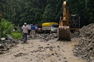অতিভারী বর্ষণে ফের ধস পাহাড়ে, অবরুদ্ধ শিলিগুড়ি-সিকিম যোগাযোগের ‘লাইফ লাইন’ ১০ নম্বর জাতীয় সড়ক