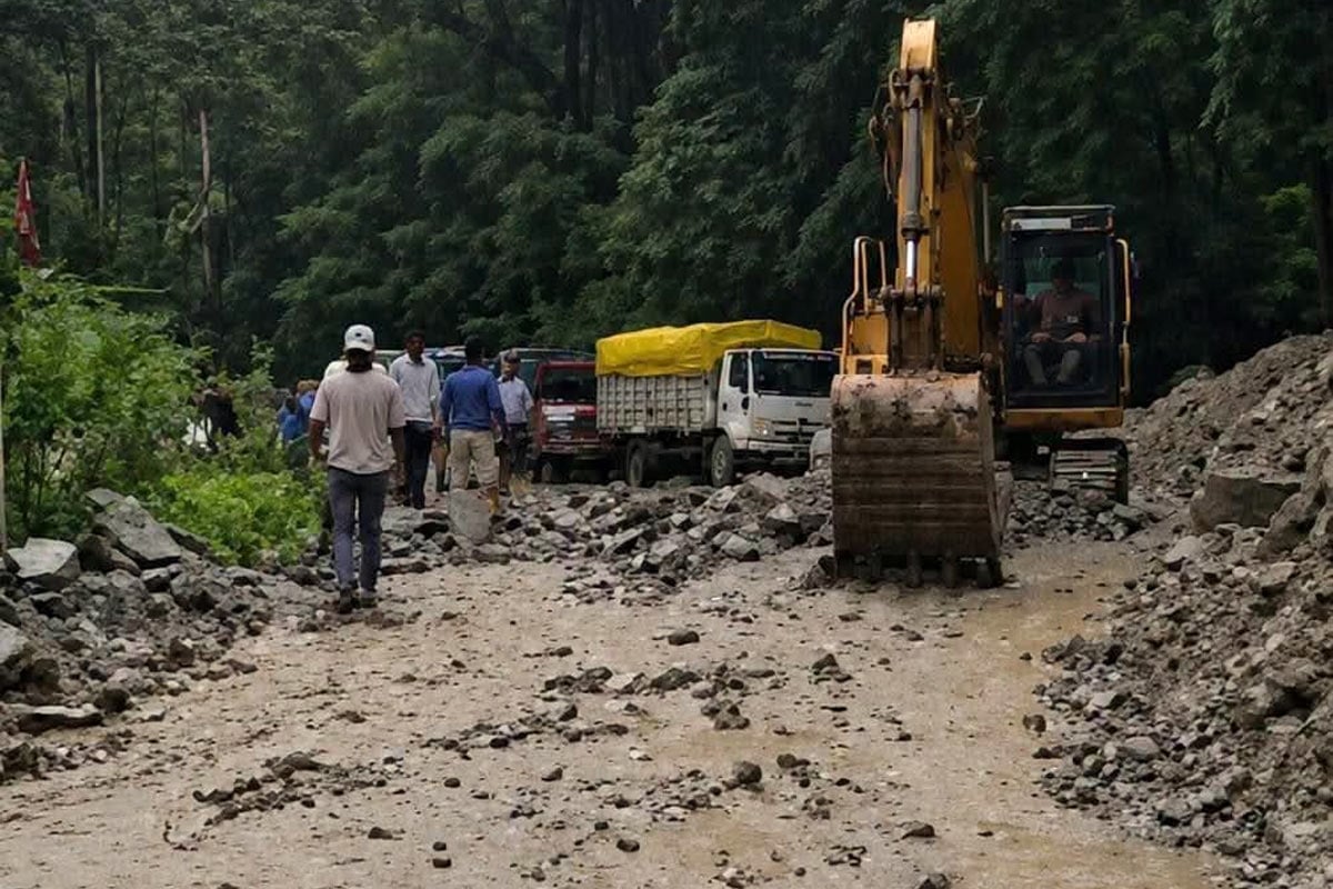 অতিভারী বর্ষণে ফের ধস পাহাড়ে, অবরুদ্ধ শিলিগুড়ি-সিকিম যোগাযোগের ‘লাইফ লাইন’ ১০ নম্বর জাতীয় সড়ক