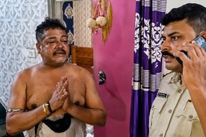 উত্তপ্ত উত্তর দমদম, ত্রাণ পাচারের গাড়ি আটকে চেয়ারম্যানের অফিসে ভাঙচুর, মারধর কাউন্সিলরকে