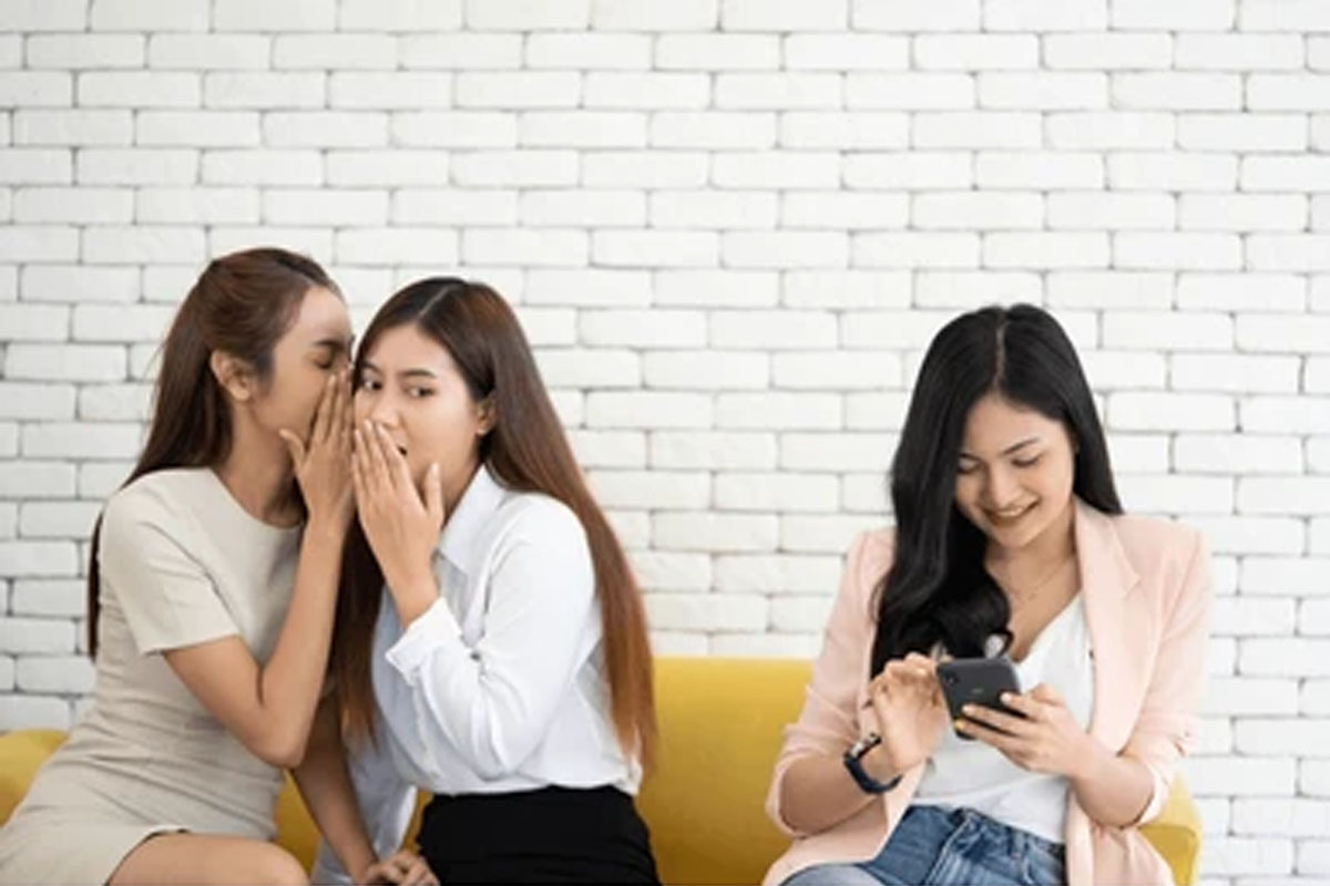 Experts explain the Traffic Light Rule to reduce oversharing habits