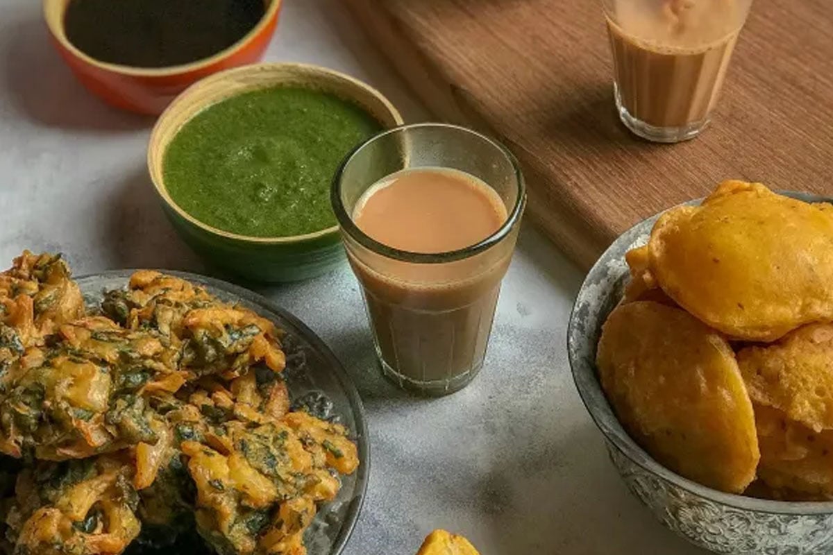 বর্ষার বিকেলে মন বলছে কী খাই কী খাই! চায়ের সঙ্গে এই ৬ পকোড়া হলে জমবে মজা